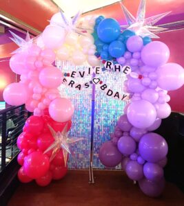 Balloon Arch with rainbow colors by Pink Size Parties.