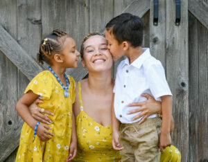 Fun moment with a mom and her kids during a stress-free family photo session at the park. 